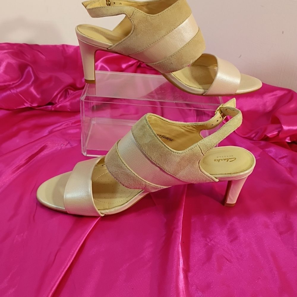 Clarks Women's SZ 12M LAURETI JOY Cream Suede Heeled Sandals Shoes. - Picture 5 of 9
